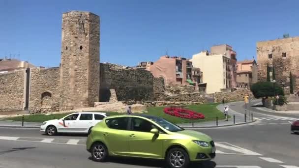Tarragona, Spanien, Ein Auto fährt eine Straße vor einem Gebäude entlang — Stockvideo