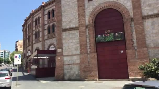 Tarragona, España, Un coche aparcado frente a un edificio de ladrillo — Vídeos de Stock