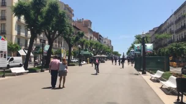 Tarragona, Španělsko, 30. června 2019: Skupina lidí kráčejících po městské ulici — Stock video