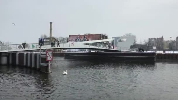 Gdansk, Polônia, Um grande navio em um corpo de água — Vídeo de Stock
