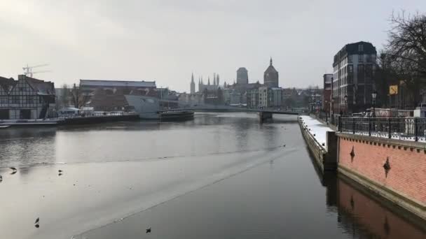 Gdańsk, Polska, Duży zbiornik wodny z miastem w tle — Wideo stockowe