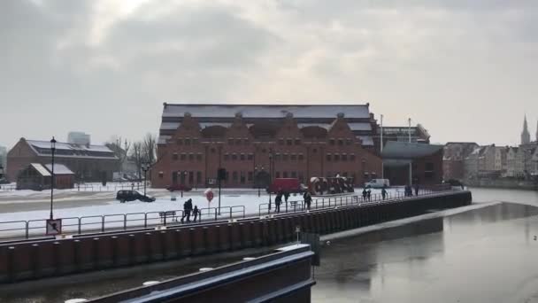Gdańsk, Polska, Łódź zaparkowana z boku budynku — Wideo stockowe