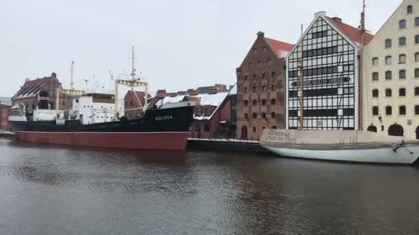 Gdańsk, Polska, Duży statek w zbiorniku wodnym — Wideo stockowe