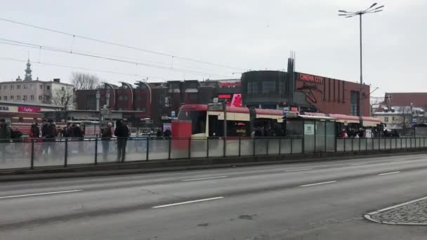 Gdansk, Polonya, Sokaktan geçen bir tren — Stok video