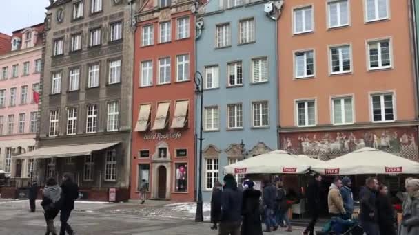 Gdańsk, Polska, 20 lutego 2017: Grupa osób spacerujących przed budynkiem — Wideo stockowe