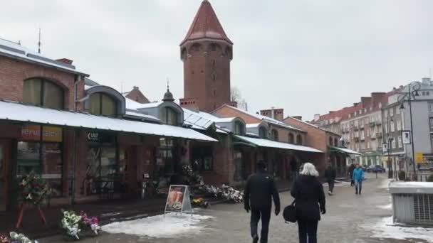 Gdańsk, Polska, Grupa osób spacerujących przed budynkiem — Wideo stockowe