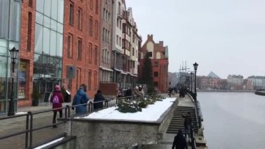 Gdansk, Polonya, Binanın önünde duran bir adam