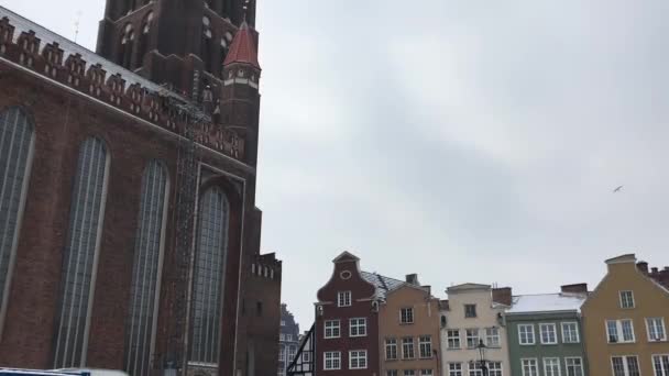Gdańsk, Polska, Wielka wieża zegarowa górująca nad miastem — Wideo stockowe