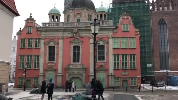 Gdańsk, Polska, Grupa osób spacerujących przed budynkiem — Wideo stockowe