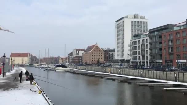 Gdansk, Polonya, Şehrin içinden akan bir nehir — Stok video