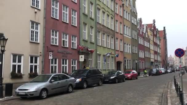 Gdańsk, Polska, Samochód zaparkowany przy ulicy miejskiej — Wideo stockowe