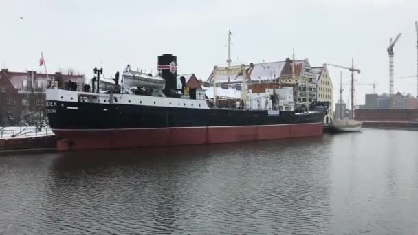 Гданьск, Польша, Большой корабль в водоеме — стоковое видео