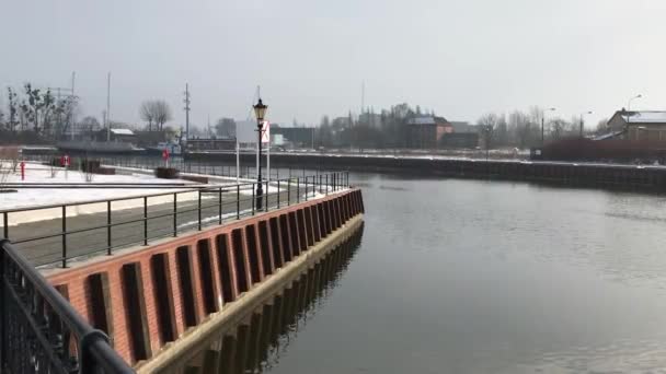 Gdansk, Polônia, Uma ponte sobre um corpo de água — Vídeo de Stock