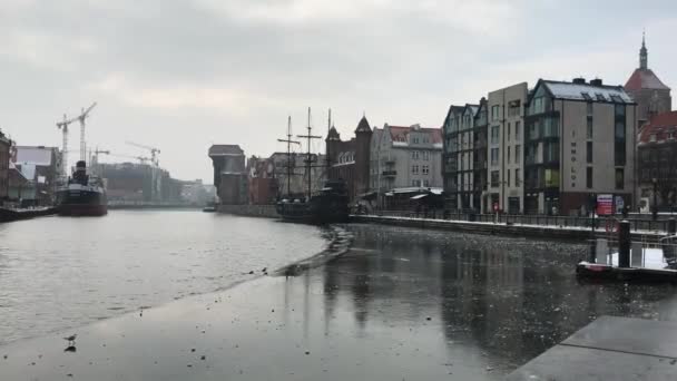 ポーランドのグダニスク水面の隣にボートが停泊している — ストック動画