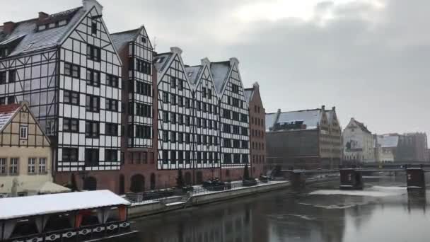 Gdańsk, Polska, Woda przy budynku — Wideo stockowe