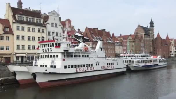 Gdańsk, Polska, Duży statek w wodzie — Wideo stockowe