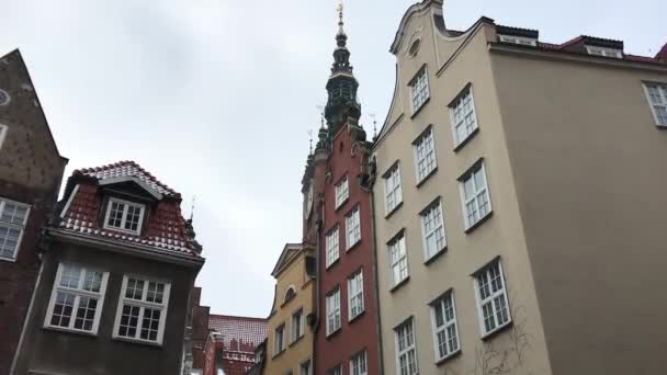 폴란드의 그단스크에 있는 성, 건물 옆에 시계가 있다 — 비디오