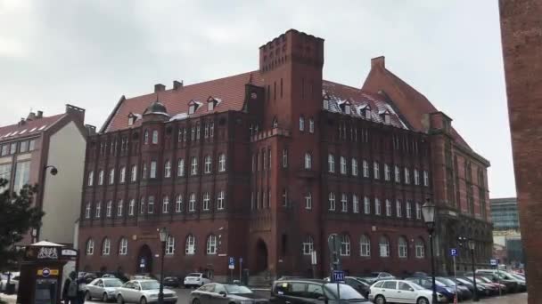 Gdańsk, Polska, Samochód zaparkowany z boku budynku — Wideo stockowe