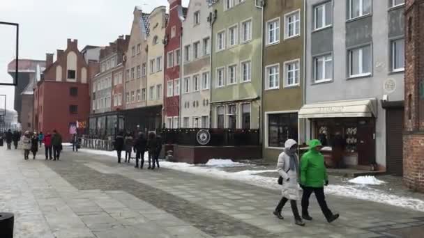 Gdańsk, Polska, 20 lutego 2017: Grupa ludzi spacerujących ulicą miejską — Wideo stockowe