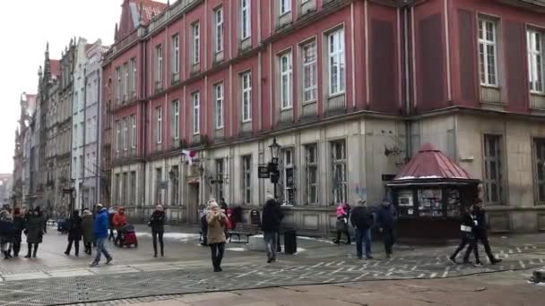 Gdańsk, Polska, 20 lutego 2017: Grupa ludzi spacerujących ulicą miejską — Wideo stockowe