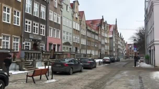 Gdansk, Polónia, Uma rua com carros estacionados ao lado de um edifício — Vídeo de Stock