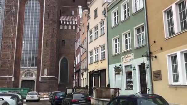 Gdańsk, Polska, Samochód zaparkowany przed budynkiem — Wideo stockowe