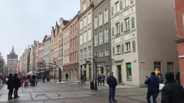 2017年2月20日，波兰格但斯克：一群人在城市街道上行走 — 图库视频影像