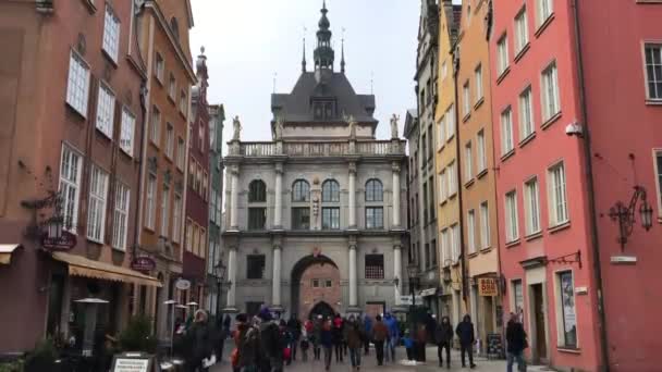 Gdańsk, Polska, 20 lutego 2017: Grupa osób spacerujących przed budynkiem — Wideo stockowe