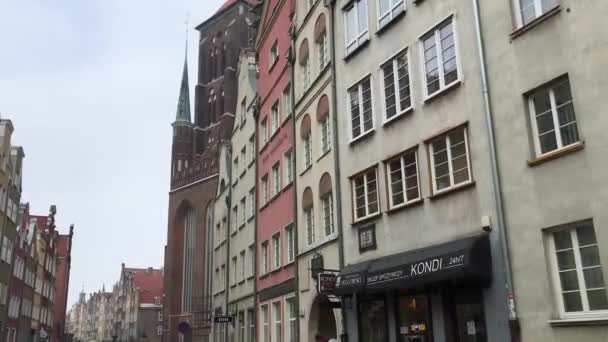 Gdańsk, Polska, Ulica miejska przed budynkiem — Wideo stockowe