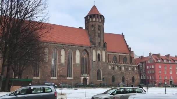 Gdańsk, Polska, Samochód zaparkowany z boku budynku — Wideo stockowe