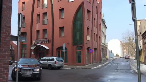 Gdansk, Polonia, Un coche estacionado en una calle de la ciudad — Vídeo de stock