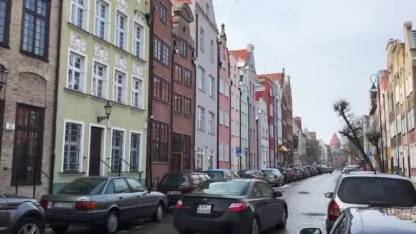 Gdansk, Polónia, Um carro estacionado numa rua da cidade — Vídeo de Stock