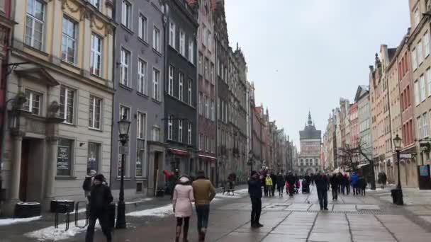 Gdansk, Polônia, 20 de fevereiro de 2017: Um grupo de pessoas andando na rua da cidade — Vídeo de Stock