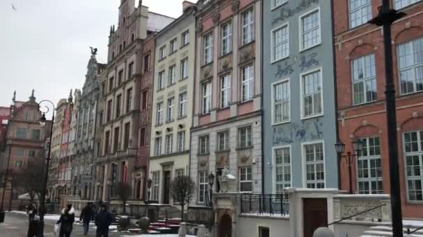 Gdańsk, Polska, Grupa osób spacerujących przed budynkiem — Wideo stockowe