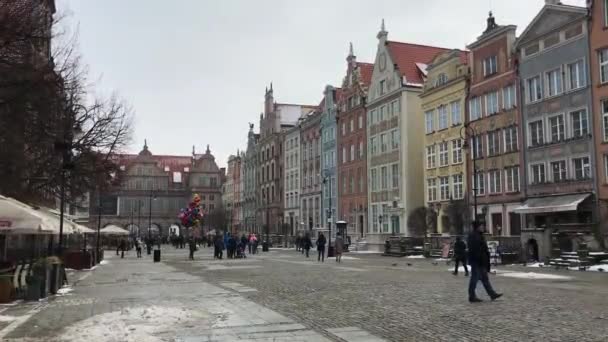 Gdańsk, Polska, Grupa ludzi spacerujących ulicą miejską — Wideo stockowe