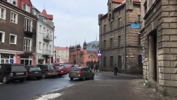 Gdansk, Polonia, Una calle de la ciudad con coches aparcados en el lado de un edificio — Vídeo de stock