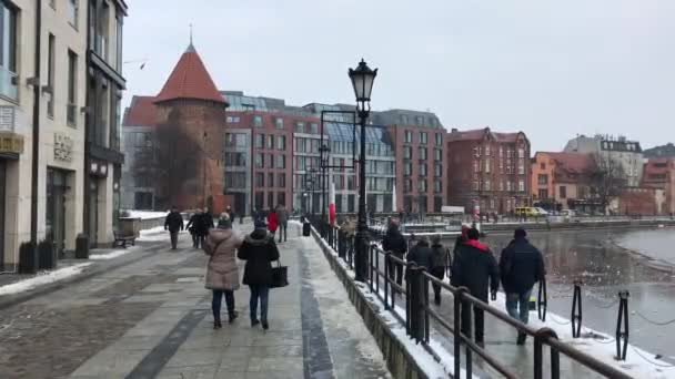 Gdańsk, Polska, Grupa ludzi idących ulicą — Wideo stockowe