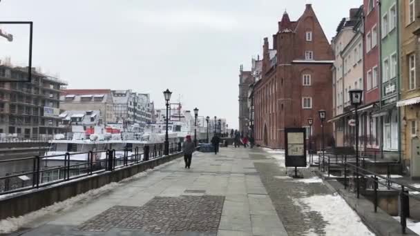 Gdańsk, Polska, Grupa osób na ulicy miejskiej — Wideo stockowe