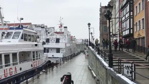 Ґданськ, Польща, група людей у човні пришвартувалася біля причалу. — стокове відео
