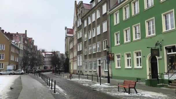 Gdańsk, Polska, Ławka przed budynkiem — Wideo stockowe