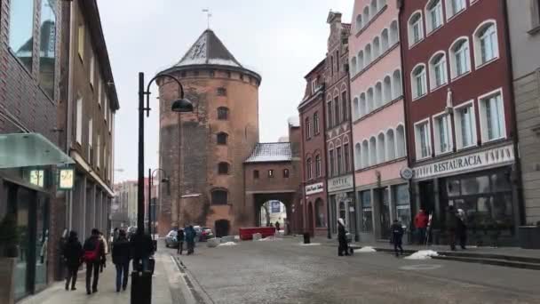 Gdansk, Polonya, 20 Şubat 2017: Bir şehir caddesinde yürüyen bir grup insan — Stok video