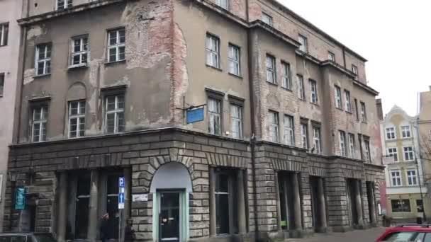 Gdańsk, Polska, Zbliżenie ulicy przed budynkiem — Wideo stockowe