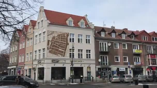 Gdańsk, Polska, Samochód zaparkowany z boku budynku — Wideo stockowe