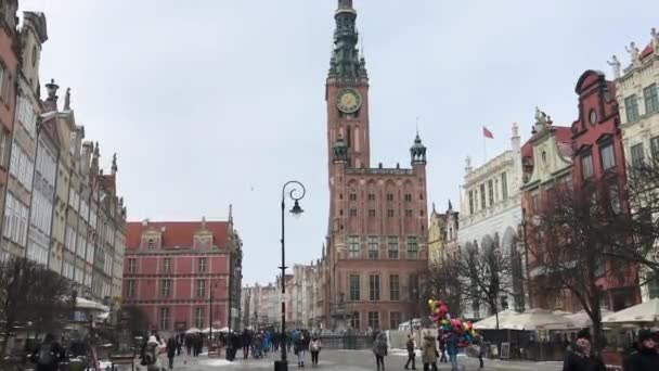 Gdansk, Lengyelország, Egy csoport ember sétál a város utcáin — Stock videók