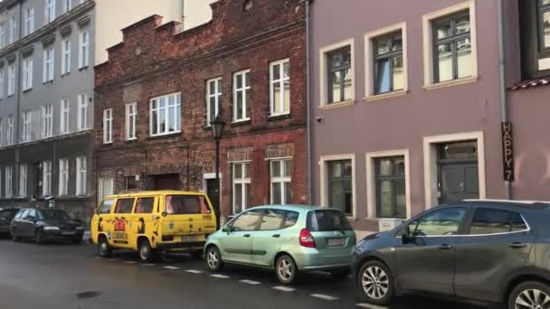Gdańsk, Polska, Samochód zaparkowany przed budynkiem — Wideo stockowe