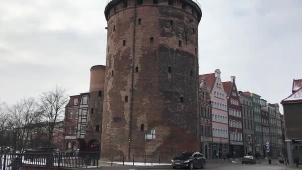 Ґданськ, Польща, замок на даху цегляного будинку. — стокове відео