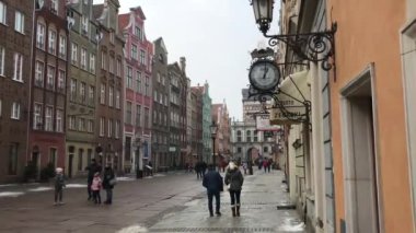 Gdansk, Polonya, 20 Şubat 2017: Bir şehir caddesinde yürüyen bir grup insan