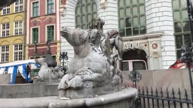 Gdansk, Polonya, Bir binanın önündeki heykel