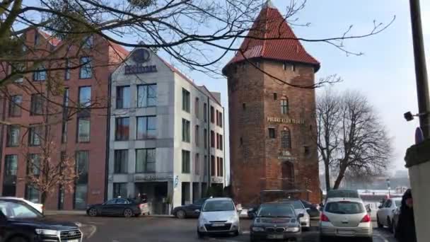 Gdansk, Polen, Een auto geparkeerd aan de zijkant van een gebouw — Stockvideo