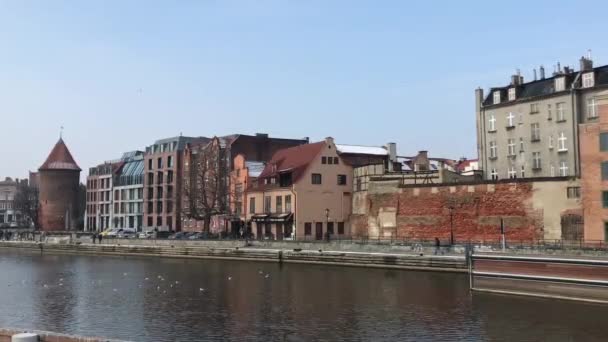 Gdansk, Polônia, Um corpo de água com uma cidade ao fundo — Vídeo de Stock